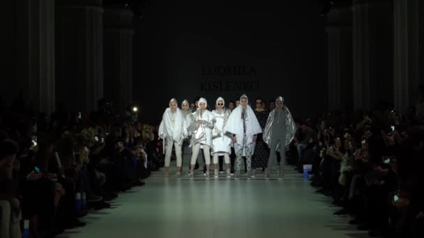 Fashion show. Sekelompok model berjalan di atas catwalk . — Stok Video
