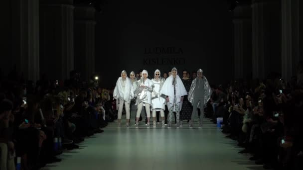 Modeshow. Groep van modellen wandelen op de catwalk. — Stockvideo