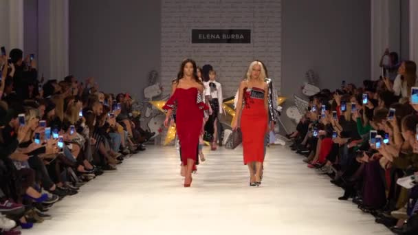 Modeshow. Groep van modellen wandelen op de catwalk. — Stockvideo