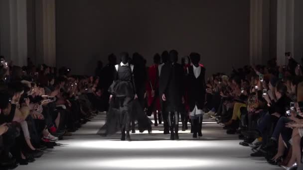 Défilé. Groupe de mannequins marchant sur le podium . — Video