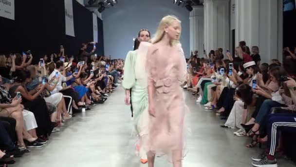 Fashion show. Group of models walking on the catwalk. — Stock Video