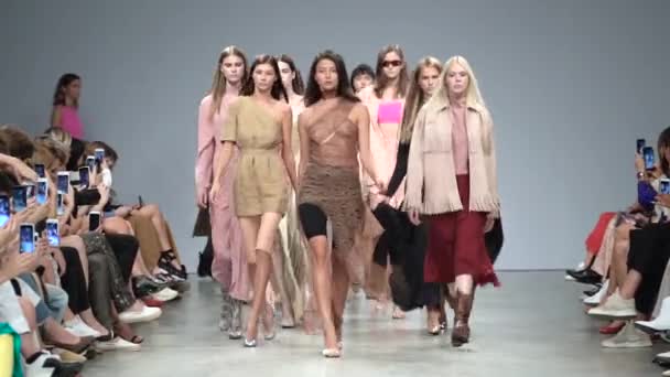 Επιδείξεις μόδας. Ομάδα μοντέλων που περπατούν στην πασαρέλα. — Αρχείο Βίντεο