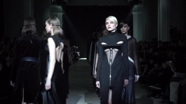 Défilé. Groupe de mannequins marchant sur le podium . — Video