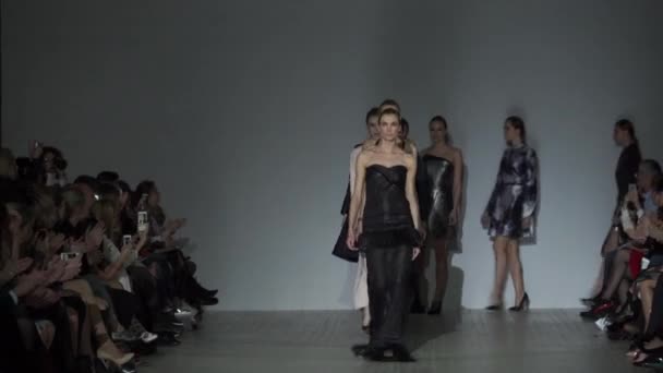 Modeshow. Groep van modellen wandelen op de catwalk. — Stockvideo