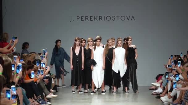 Défilé. Groupe de mannequins marchant sur le podium . — Video