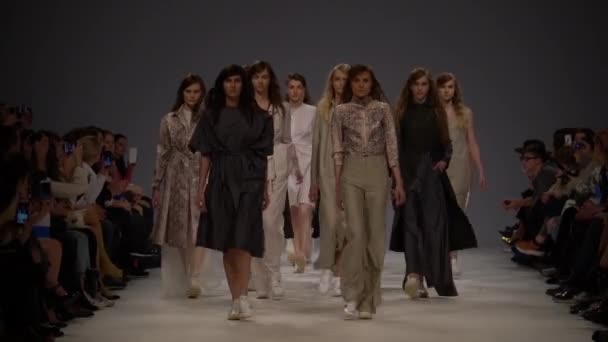 Modeshow. Groep van modellen wandelen op de catwalk. — Stockvideo