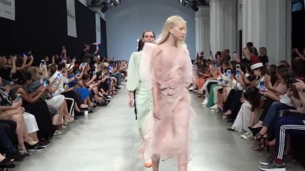 Fashion show. Sekelompok model berjalan di atas catwalk . — Stok Video