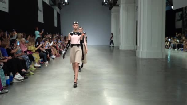 Desfile de moda. Grupo de modelos caminando en la pasarela . — Vídeos de Stock