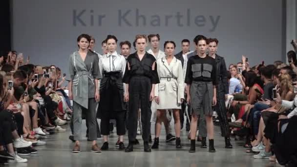 Modeshow. Groep van modellen wandelen op de catwalk. — Stockvideo