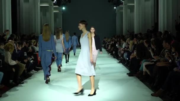 Modeshow. Groep van modellen wandelen op de catwalk. — Stockvideo