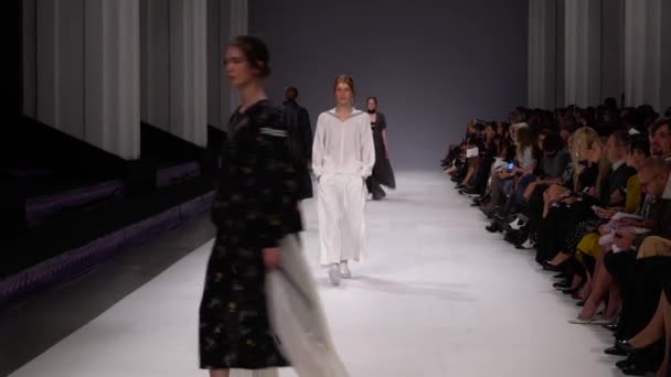 Modeshow. Groep van modellen wandelen op de catwalk. — Stockvideo