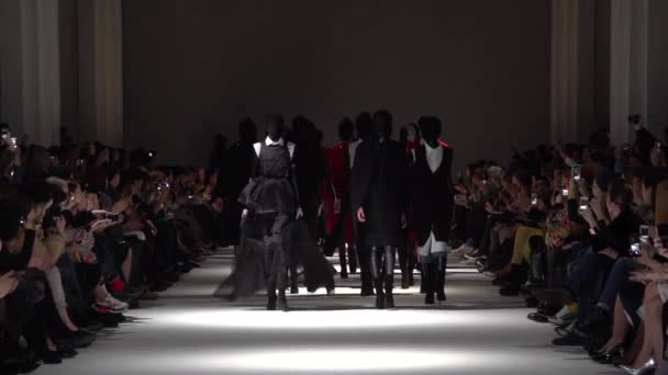 Défilé. Groupe de mannequins marchant sur le podium . — Video