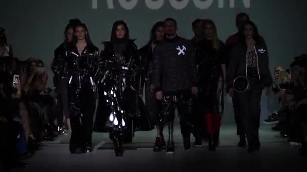 Modevisning. Grupp av modeller går på catwalken. — Stockvideo