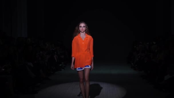 Modeshow. Model op de catwalk. Vrouw — Stockvideo