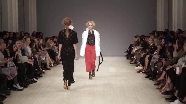 Modeshow. Model op de catwalk. Vrouw — Stockvideo