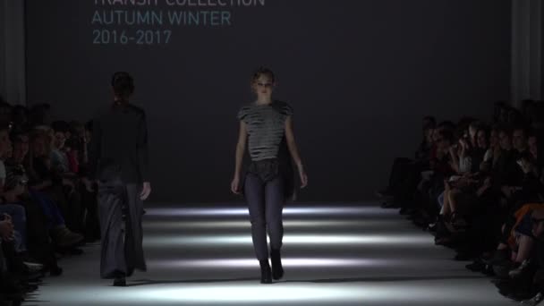 Modeshow. Model op de catwalk. Vrouw — Stockvideo