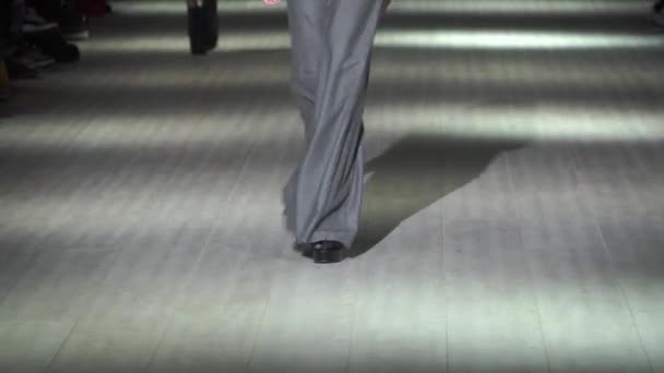 Modeshow. Model op de catwalk. Vrouw — Stockvideo