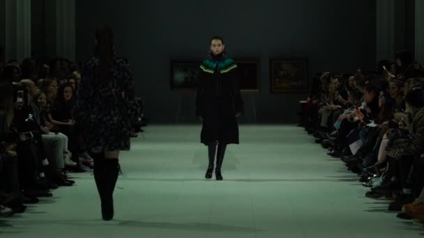 Modeshow. Model op de catwalk. Vrouw — Stockvideo