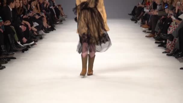 Modeshow. Model op de catwalk. Vrouw — Stockvideo