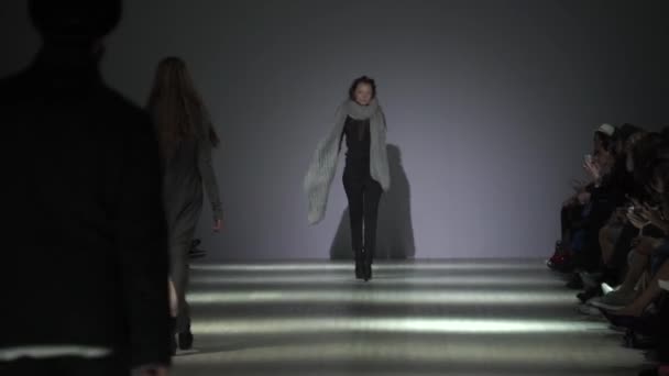 Modeshow. Model op de catwalk. Vrouw — Stockvideo