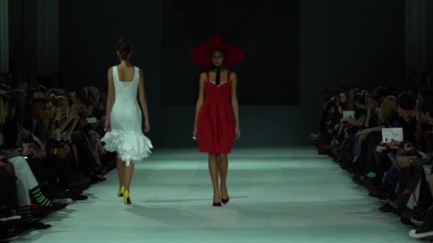 Fashion show. Model on the catwalk. Woman — 비디오