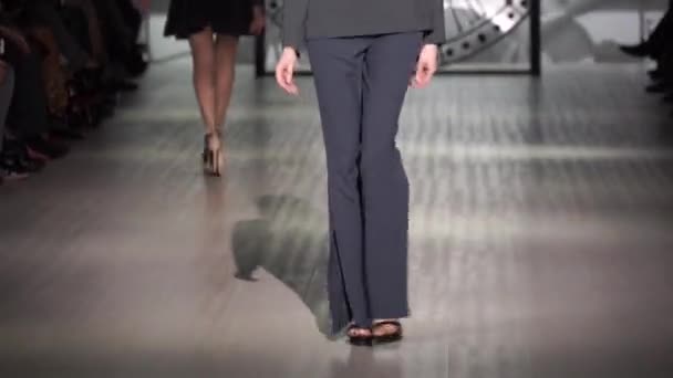 Fashion show. Model on the catwalk. Woman — Stock Video