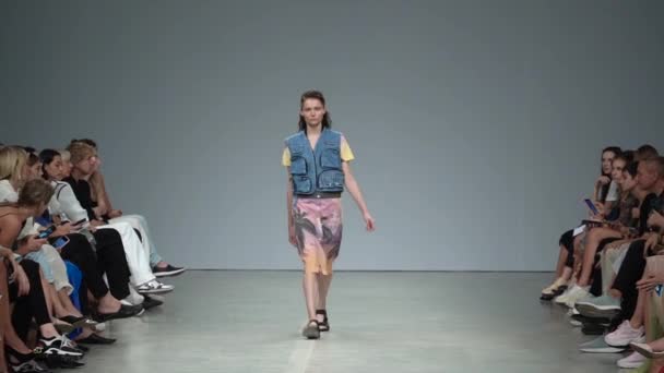 Modeshow. Model op de catwalk. Vrouw — Stockvideo