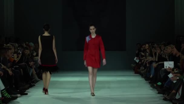 Fashion show. Model on the catwalk. Woman — 비디오