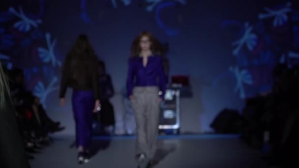 Desfile de moda. Modelo en la pasarela. Mujer. — Vídeo de stock