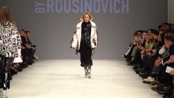 Modeshow. Model op de catwalk. Vrouw — Stockvideo