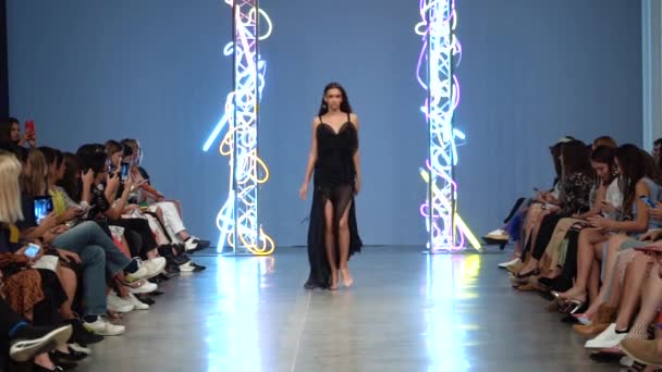 Modeshow. Model op de catwalk. Vrouw — Stockvideo