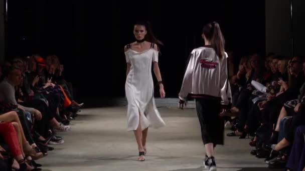 Modeshow. Model op de catwalk. Vrouw — Stockvideo