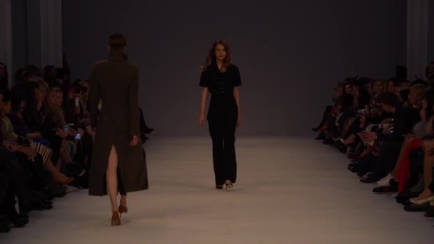 Fashion show. Model on the catwalk. Woman — 비디오