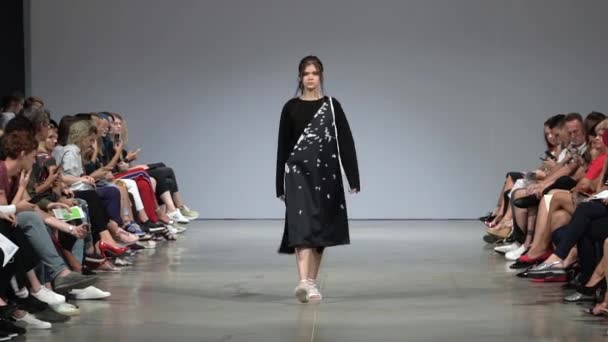 Modeshow. Model op de catwalk. Vrouw — Stockvideo