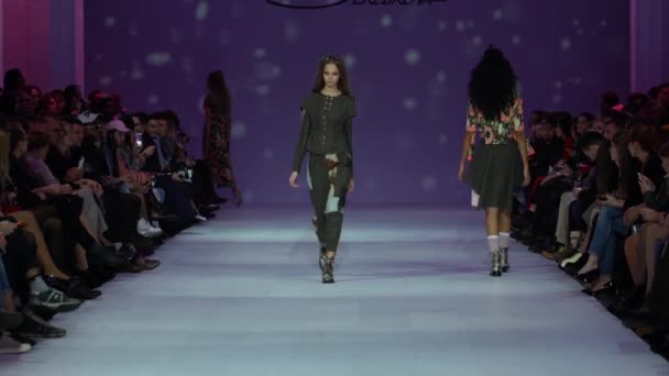 Fashion show. Model on the catwalk. Woman — Stock Video