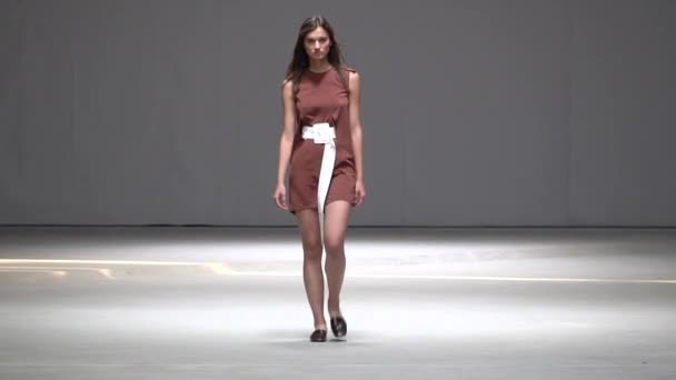 Desfile de moda. Modelo en la pasarela. Mujer. — Vídeos de Stock