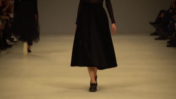 Modeshow. Model op de catwalk. Vrouw — Stockvideo