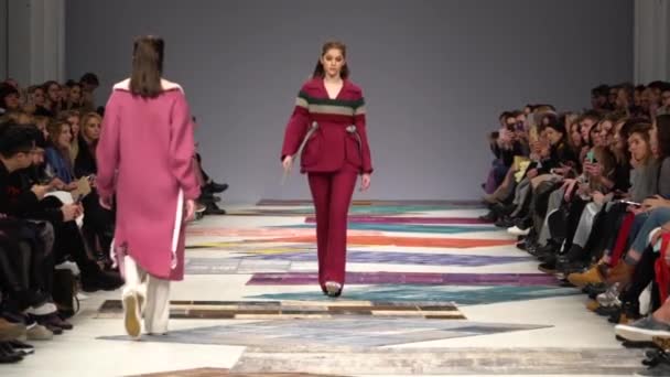 Modeshow. Model op de catwalk. Vrouw — Stockvideo