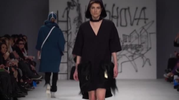 Modeshow. Model op de catwalk. Vrouw — Stockvideo