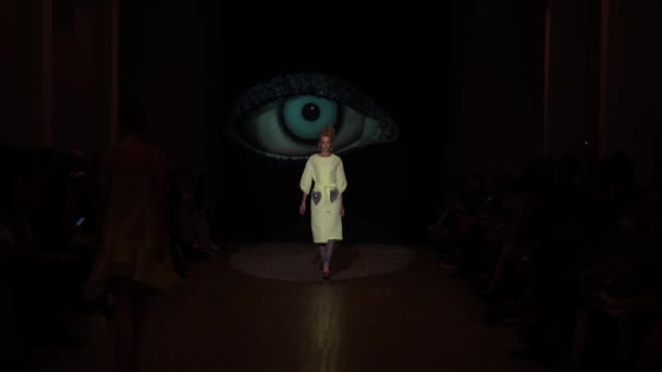 Fashion show. Model on the catwalk. Woman — Stock Video