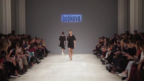 Modeshow. Model op de catwalk. Vrouw — Stockvideo