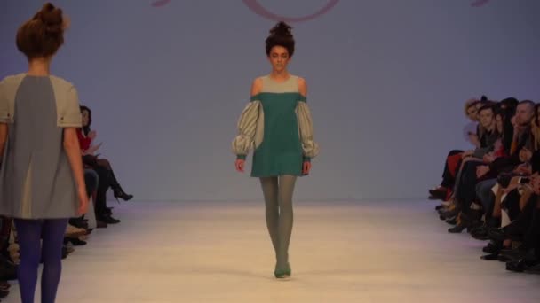 Modeshow. Model op de catwalk. Vrouw — Stockvideo