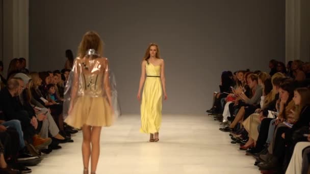 Modeshow. Model op de catwalk. Vrouw — Stockvideo