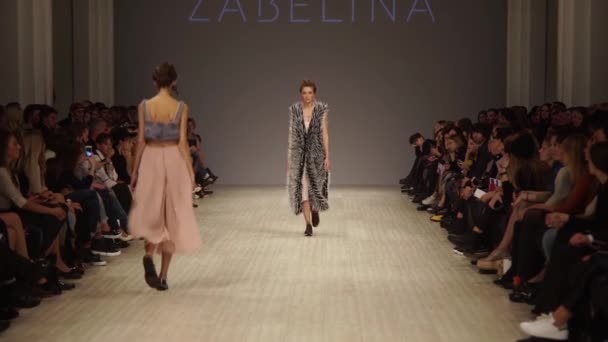 Modeshow. Model op de catwalk. Vrouw — Stockvideo