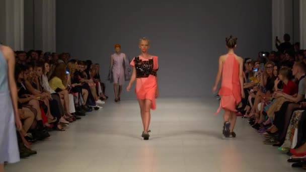 Modeshow. Model op de catwalk. Vrouw — Stockvideo