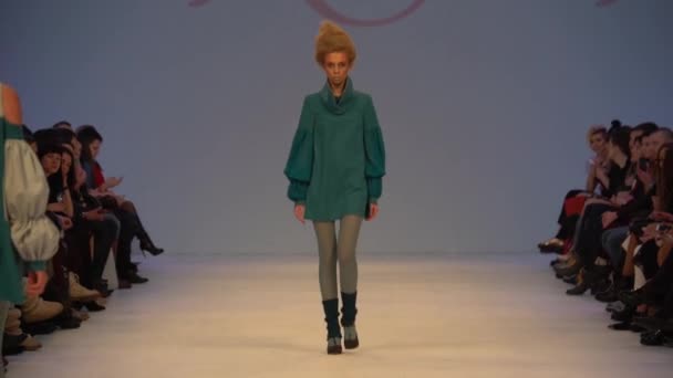 Modeshow. Model op de catwalk. Vrouw — Stockvideo