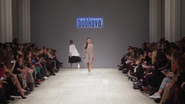 Modeshow. Model op de catwalk. Vrouw — Stockvideo