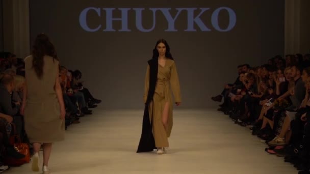 Modeshow. Model op de catwalk. Vrouw — Stockvideo