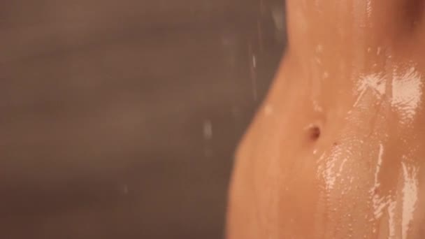 Chica desnuda en la ducha. Movimiento lento . — Vídeos de Stock