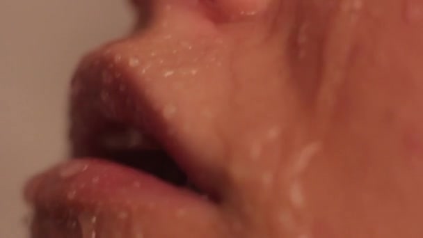 Nackte Mädchen in der Dusche. Zeitlupe. — Stockvideo